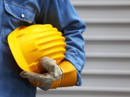 Un cantiere in cui si effettuano lavori con il Superbonus - Casco giallo sotto braccio