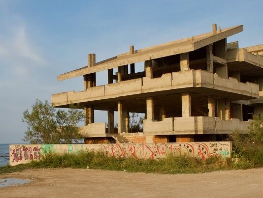 casa diroccata sul mare